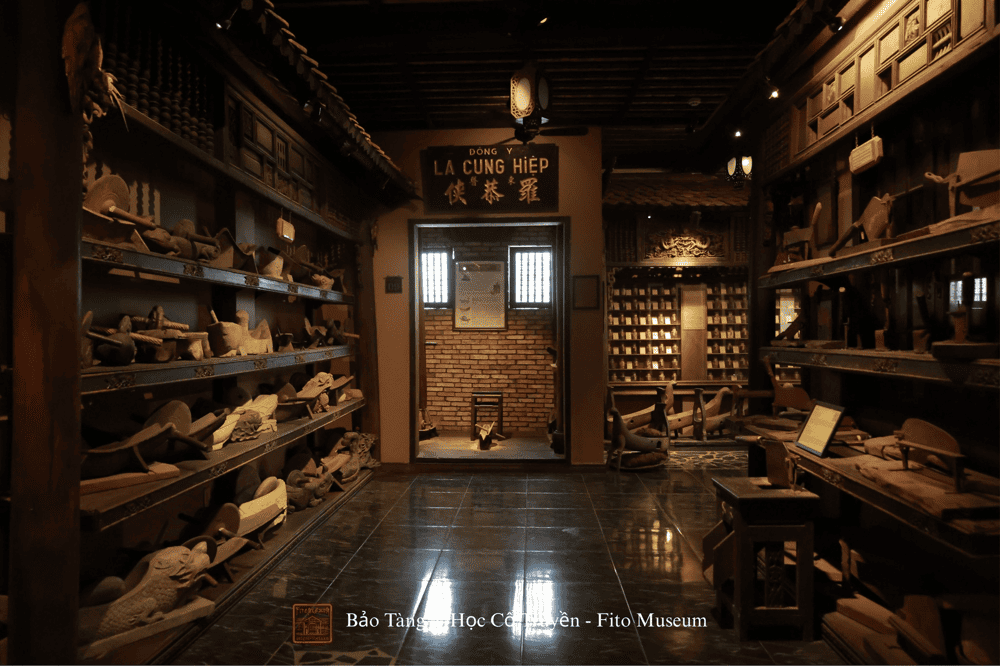 The exhibition area showcases the herbalist&rsquo;s mortar and root slicer used in traditional medicine preparation (Source: Bảo T&agrave;ng Y Học Cổ Truyền - Fito Museum)
